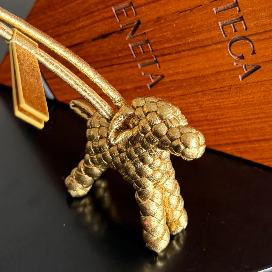 Batch 540 BOTTEGA VENETA2025 new puppy-shaped pendant braided puppy is now online😎The leather braided puppy-shaped pendant can be hung on any handbag, and it is as cute, delicate and colorful as it matches with a bag. Cute and cute, it will touch your heart at any time. It can be hung on bags or keychains. Who can resist such a cute puppy💓 Style number: 807068